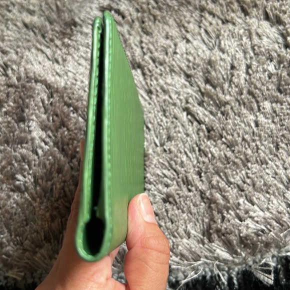 LOUIS VUITTON LV authentic GREEN EPI cardholder wallet PASSPORT HOLDER LIKE NEW - Picture 11 of 11